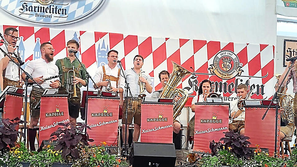 Die Kapelle Kaiserschmarrn - hier bei einem Volksfestauftritt im vergangenen Jahr - freut sich auf Montag.