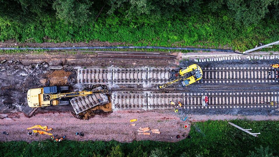 Die Bahn-Infrastruktur ist marode und bremst die Züge täglich vielerorts aus. Inzwischen wird reichlich gebaut - was der Pünktlichkeit im ersten Moment auch nicht zuträglich ist. (Archivbild)