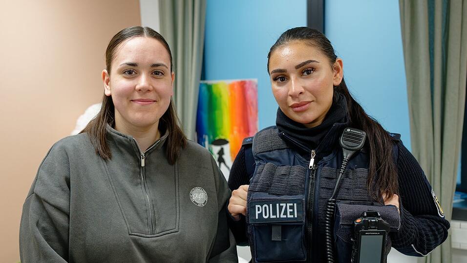 Als Ansprechpartnerinnen für die Betroffenen stehen in den Gewaltschutz-Anlaufstellen Polizistinnen - ausschließlich Frauen - bereit, die für diese Aufgabe besonders fortgebildet wurden - in Köln etwa Polizeimeisterin Maja Schomers (l) und Polizeimeisterin Hicran Aktas (r). Als Ansprechpartnerinnen für die Betroffenen stehen in den Gewaltschutz-Anlaufstellen Polizistinnen - ausschließlich Frauen - bereit, die für diese Aufgabe besonders fortgebildet wurden - in Köln etwa Polizeimeisterin Maja Schomers (l) und Polizeimeisterin Hicran Aktas (r).