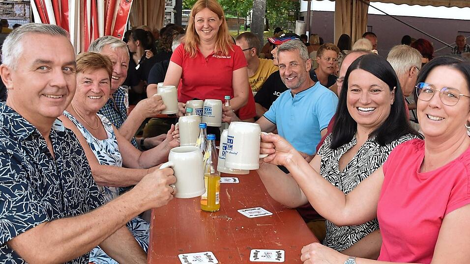 Prost aufs Vereinsjubil&auml;um 2027: Die G&auml;ste genossen einen sch&ouml;nen Abend bei der FF Pischelsdorf.