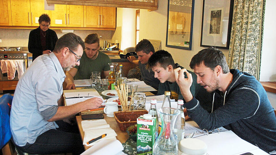 Intensiv proben die Handwerker f&uuml;r ihre Szenen, wobei es nach wie vor gilt, die Sprachmelodie und Betonung bei den Leseproben aufzunehmen. im Hintergrund Regieassistentin Sylvia Schiegl.