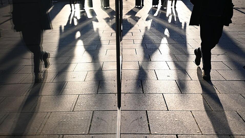 Passanten spiegeln sich bei tiefstehender Sonne in einer Schaufensterscheibe. Die Bevölkerung in Bayern ist gewachsen. Passanten spiegeln sich bei tiefstehender Sonne in einer Schaufensterscheibe. Die Bevölkerung in Bayern ist gewachsen.