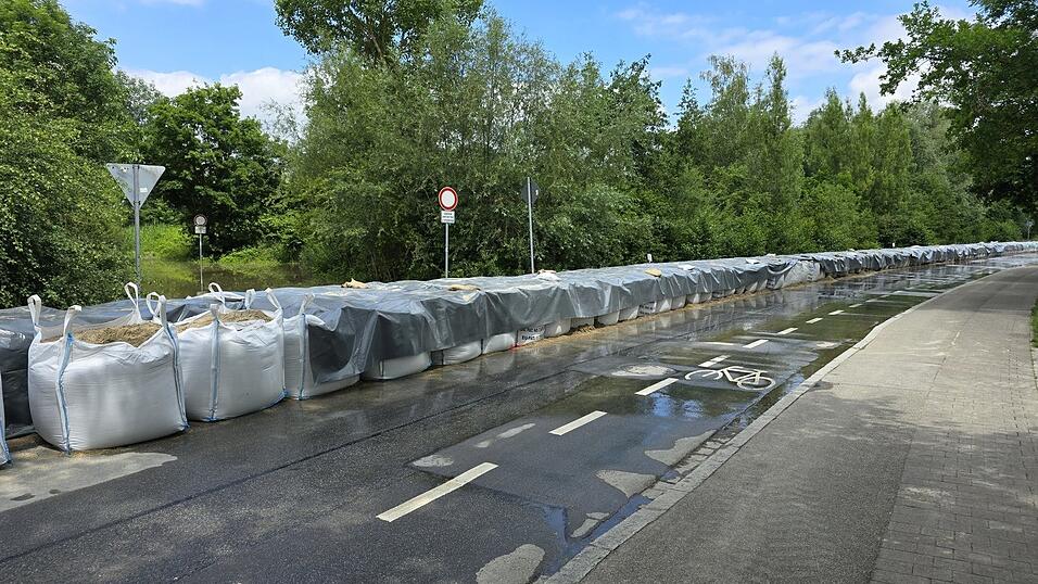 Eine Schlange an 'Big Bags' wurde zum Schutz vor dem Hochwasser am Schanzlweg aufgebaut. Eine Schlange an 'Big Bags' wurde zum Schutz vor dem Hochwasser am Schanzlweg aufgebaut.