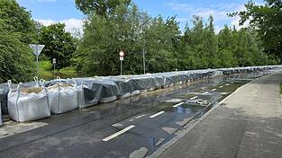 Eine Schlange an 'Big Bags' wurde zum Schutz vor dem Hochwasser am Schanzlweg aufgebaut.