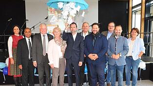 Bettina Hoffmann, Pater Joseph, Herbert Heidingsfelder, Christiane Schichtl, Johannes Schirrmacher sowie die Bürgermeister Toni Schmid, Raffael Parzefall, Reinhard Knott, Michael Cencic und Angelika Ritt-Frank (von links) bei der Amtseinführung. Bettina Hoffmann, Pater Joseph, Herbert Heidingsfelder, Christiane Schichtl, Johannes Schirrmacher sowie die Bürgermeister Toni Schmid, Raffael Parzefall, Reinhard Knott, Michael Cencic und Angelika Ritt-Frank (von links) bei der Amtseinführung.