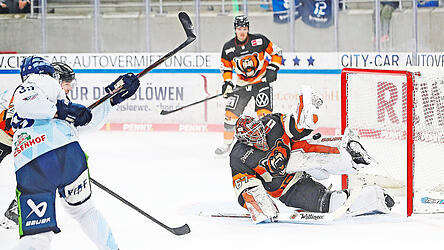 Wolfsburgs Schlussmann Hannibal Weitzmann rettet spektakulär gegen den Versuch von Stefan Loibl. Es wäre das frühe 1:0 für Straubing gewesen. Am Ende verlieren die Tigers die Partie beim Vorbereitungsturnier in Dresden - trotz optischer Überlegenheit - mit 2:4.