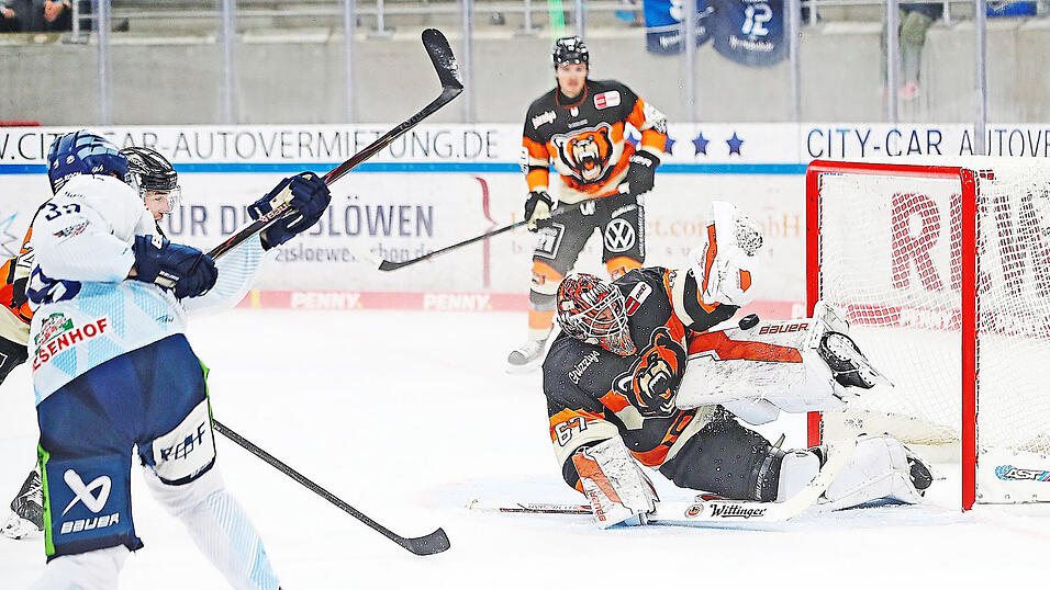 Wolfsburgs Schlussmann Hannibal Weitzmann rettet spektakulär gegen den Versuch von Stefan Loibl. Es wäre das frühe 1:0 für Straubing gewesen. Am Ende verlieren die Tigers die Partie beim Vorbereitungsturnier in Dresden - trotz optischer Überlegenheit - mit 2:4. Wolfsburgs Schlussmann Hannibal Weitzmann rettet spektakulär gegen den Versuch von Stefan Loibl. Es wäre das frühe 1:0 für Straubing gewesen. Am Ende verlieren die Tigers die Partie beim Vorbereitungsturnier in Dresden - trotz optischer Überlegenheit - mit 2:4.