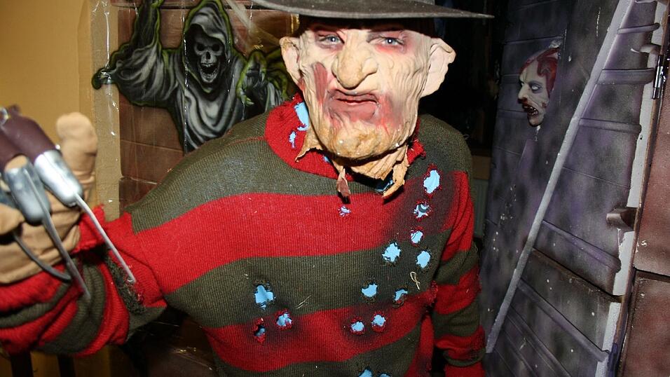 Krueger meets Krüger: Horror-Kultfigur Freddy spukt bis Halloween im gleichnamigen Freizeit-Center in Ittling.