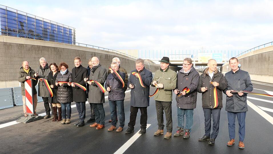 Die Ehrengäste aus Politik und Behörden eröffneten bei der Veranstaltung am Freitagmittag mit Scheren symbolisch die Grundwasserwanne Ohu. Die Ehrengäste aus Politik und Behörden eröffneten bei der Veranstaltung am Freitagmittag mit Scheren symbolisch die Grundwasserwanne Ohu.