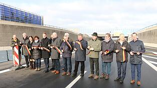 Die Ehrengäste aus Politik und Behörden eröffneten bei der Veranstaltung am Freitagmittag mit Scheren symbolisch die Grundwasserwanne Ohu. Die Ehrengäste aus Politik und Behörden eröffneten bei der Veranstaltung am Freitagmittag mit Scheren symbolisch die Grundwasserwanne Ohu.