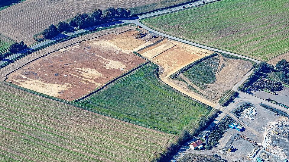 Zwischen bisheriger Deponie und Staatsstra&szlig;e entsteht der neue Bauabschnitt. Entlang der Baumreihe in der rechten unteren Ecke des Bildes verl&auml;uft ein Wirtschaftsweg, der bislang der Marktgemeinde Ergolding geh&ouml;rt.