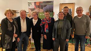 Sehen das bürgerschaftliche Engagement als wesentlichen Bestandteil einer Gesellschaft mit menschlichem Gesicht (v.l.): stellvertretende Landrätin Barbara Unger, FWZ-Kooperationspartner Verleger Prof. Dr. Martin Balle, Ehrenvorsitzende Juliane Eigner, Vorsitzende Sabrina Griesbach, FWZ-Leiterin Sarah Hausladen, Gründungsmitglied Norbert Scheidler und Bürgermeister Dr. Albert Solleder. Sehen das bürgerschaftliche Engagement als wesentlichen Bestandteil einer Gesellschaft mit menschlichem Gesicht (v.l.): stellvertretende Landrätin Barbara Unger, FWZ-Kooperationspartner Verleger Prof. Dr. Martin Balle, Ehrenvorsitzende Juliane Eigner, Vorsitzende Sabrina Griesbach, FWZ-Leiterin Sarah Hausladen, Gründungsmitglied Norbert Scheidler und Bürgermeister Dr. Albert Solleder.