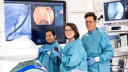 PD Dr. med. Patricia Mester Pavel, Prof. Dr. Arne Kandulski und Linhel Dela Cruz (Assistenz) untersuchen einen Gallengang mit Cholangioskopie am Universitätsklinikum Regensburg. PD Dr. med. Patricia Mester Pavel, Prof. Dr. Arne Kandulski und Linhel Dela Cruz (Assistenz) untersuchen einen Gallengang mit Cholangioskopie am Universitätsklinikum Regensburg.