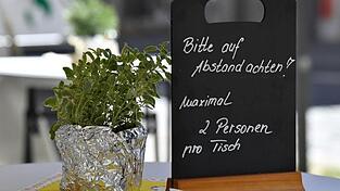 Nach wochenlangen Corona-Maßnahmen werden die Regeln für Restaurants und Cafés gelockert.