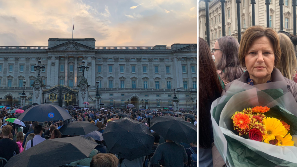 Karin Urban vor dem Buckingham Palace mit einem Strauß Blumen für die verstorbene Queen. 