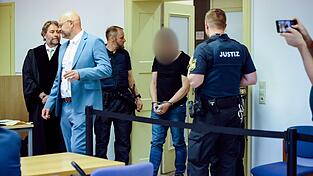 Der Angeklagte soll seine Ex-Frau mehrfach mit einem Hammer geschlagen haben. (Archivbild)