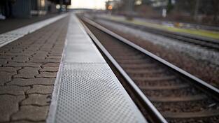 Die Bahnsteige zwischen Aschaffenburg und Gemünden bleiben wegen Sanierungsarbeiten vom 9. November an bis Mitte Dezember leer. (Symbolbild) Die Bahnsteige zwischen Aschaffenburg und Gemünden bleiben wegen Sanierungsarbeiten vom 9. November an bis Mitte Dezember leer. (Symbolbild)