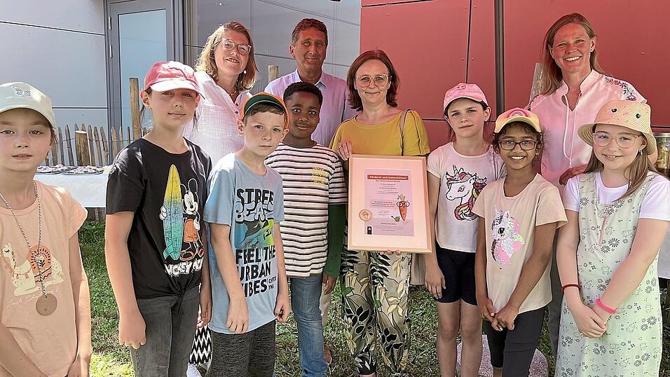 Sch&uuml;lerinnen und Sch&uuml;ler der Grundschule Burgweinting mit Lena Siepert von 'Acker', Schulleiter Markus Gilg, Melanie Fischer von Infineon und Katalina Kemenyfy vom F&ouml;rderverein (von links).