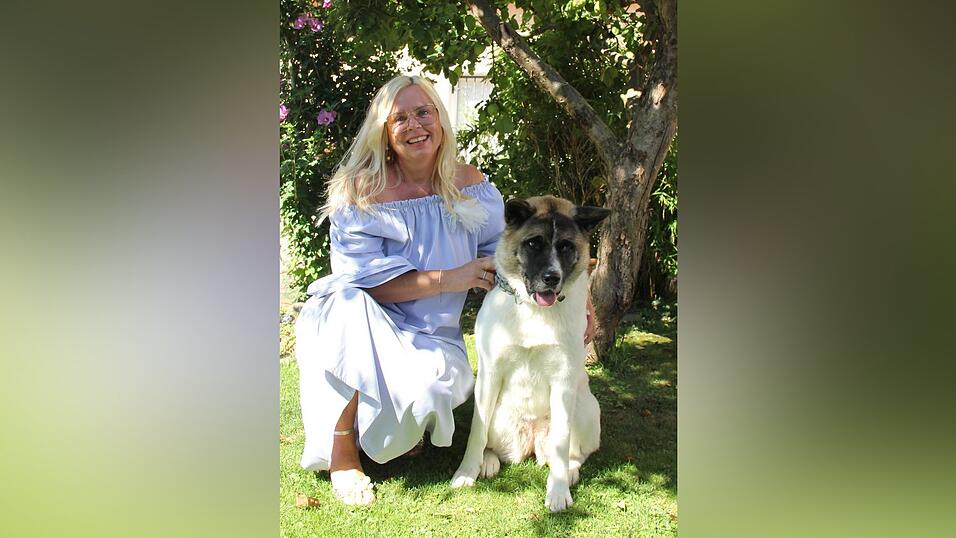 Tanja Karl mit H&uuml;ndin Kira, die sie ab und zu in den Laden begleiten wird.