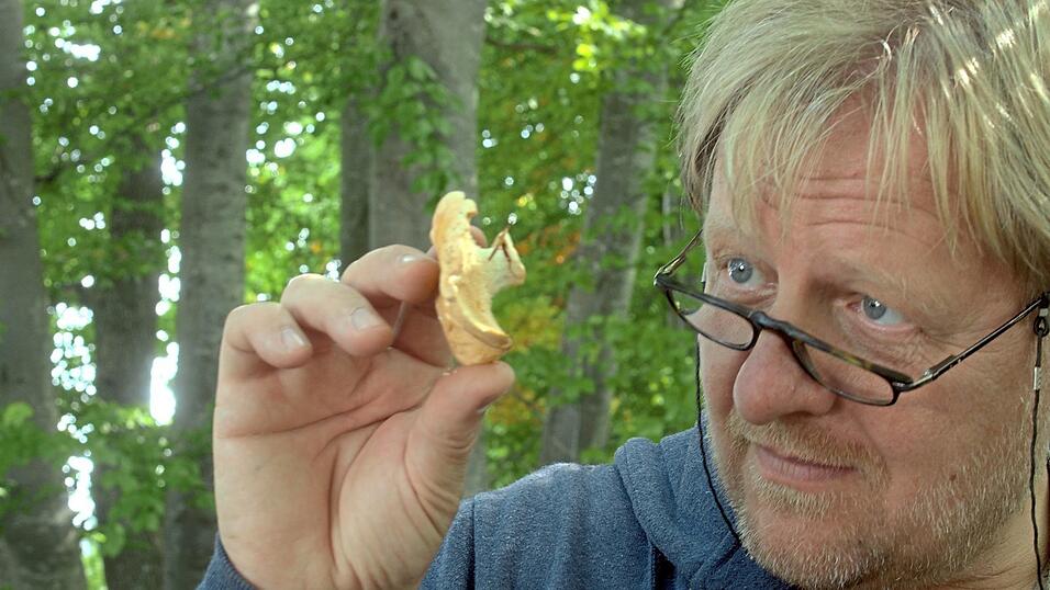 Neben seiner 'Homebase' im Naturschutzgebiet Bayerischer Wald, wo er mit öffentlicher Arbeit, Pilzausstellungen, Führungen und Kursen beschäftigt ist, ist Peter Karasch in Wäldern in ganz Deutschland unterwegs. Viele Institutionen laden den Mykologen ein, um ihre Projekte umzusetzen.