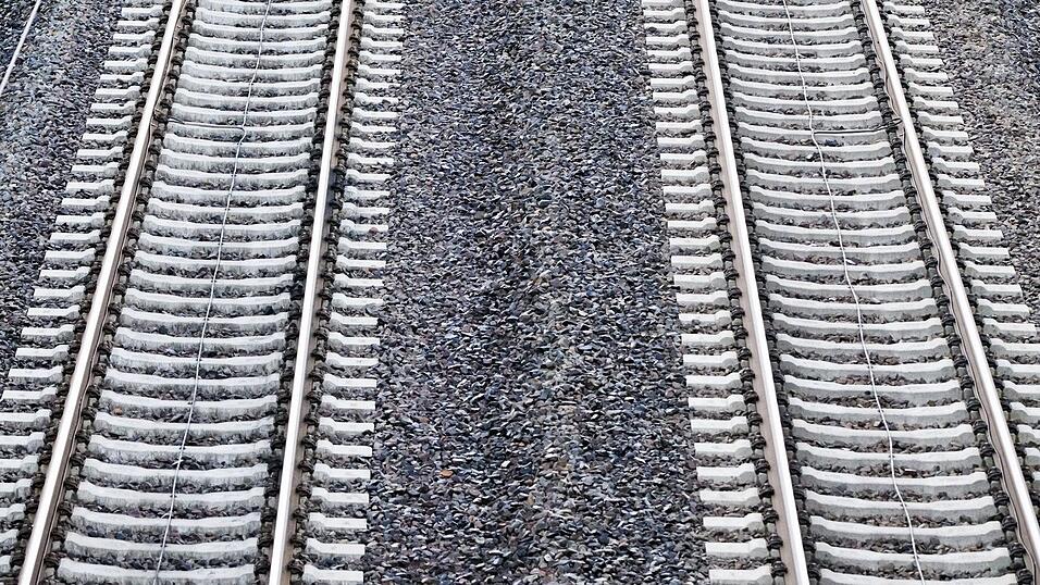 Der Lückenschluss der Werratalbahn würde je nach Trassenvariante zwischen 66 und 150 Millionen Euro kosten. (Archivbild) Der Lückenschluss der Werratalbahn würde je nach Trassenvariante zwischen 66 und 150 Millionen Euro kosten. (Archivbild)