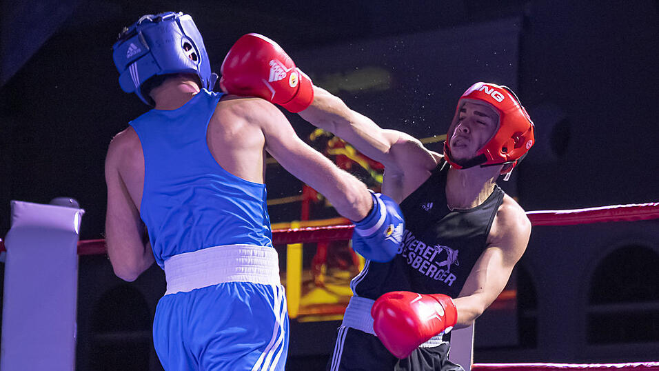 F&uuml;r einen gelungenen Auftakt der Boxveranstaltung in Landshut sorgte Denis Asenov (r.) mit seinem Fight gegen Kirill Maister.