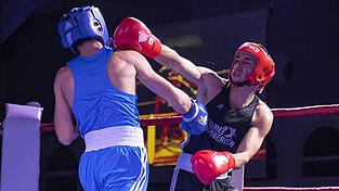 F&uuml;r einen gelungenen Auftakt der Boxveranstaltung in Landshut sorgte Denis Asenov (r.) mit seinem Fight gegen Kirill Maister.