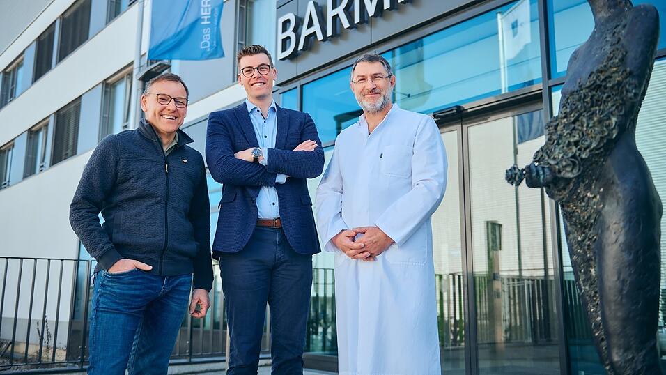 Setzt auf Teamarbeit: Gesch&auml;ftsf&uuml;hrer Daniel Albus (Mitte) mit Pflegedirektor Hubert Langmantl (l.) sowie &Auml;rztlichem Direktor Prof. Dr. Norbert Weigert (r.).