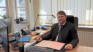 Walter Franz an seinem neuen Schreibtisch im Rathaus Bogen