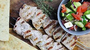 Ein echter Klassiker der griechischen Küche: Souvlaki. Wie man es ganz einfach zubereiten kann, das zeigt Anja Auer in ihrem heutigen Rezept.