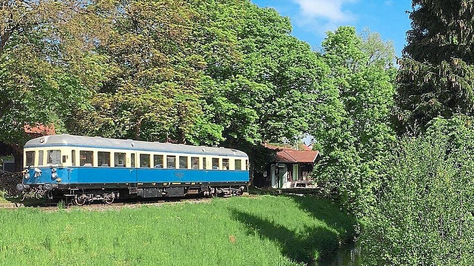 Auch der historische Esslinger Triebwagen ist unterwegs, um die regulären Waldbahn-Züge zu entlasten. Auch der historische Esslinger Triebwagen ist unterwegs, um die regulären Waldbahn-Züge zu entlasten.