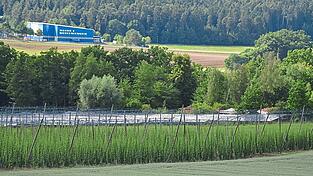 Entlang der Autobahn sind PV-Anlagen in einem Korridor von 200 Meter privilegiert, das bedeutet, sie können ohne Bauleitverfahren errichtet werden. Für alle anderen Flächen hat die Gemeinde einen entsprechenden Leitfaden überarbeitet. Entlang der Autobahn sind PV-Anlagen in einem Korridor von 200 Meter privilegiert, das bedeutet, sie können ohne Bauleitverfahren errichtet werden. Für alle anderen Flächen hat die Gemeinde einen entsprechenden Leitfaden überarbeitet.