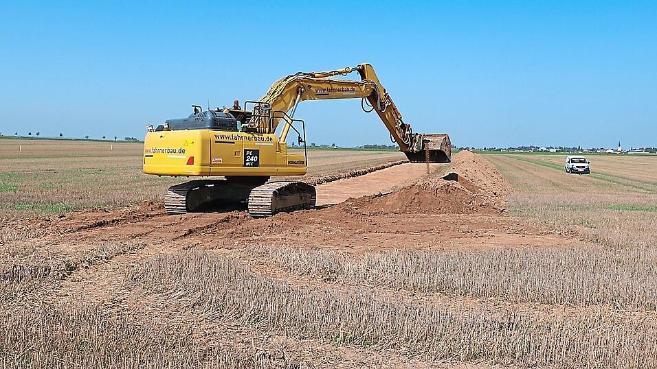 Vor Kurzem fanden auf dem Feld, das f&uuml;r das BMW-Werk bebaut werden soll, arch&auml;ologische Sondierungen statt. Deswegen wurde dort das Feld St&uuml;ck f&uuml;r St&uuml;ck aufgegraben und wieder zugesch&uuml;ttet.