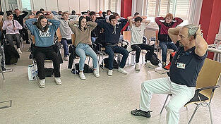 Wie man in der Pause Bewegung ins Klassenzimmer bringt. Auch das ist ein Faktor bei Krebs-Prävention für Schüler, ein Projekt das seit zwei Jahren in Straubings weiterführenden Schulen unterwegs ist. Wie man in der Pause Bewegung ins Klassenzimmer bringt. Auch das ist ein Faktor bei Krebs-Prävention für Schüler, ein Projekt das seit zwei Jahren in Straubings weiterführenden Schulen unterwegs ist.