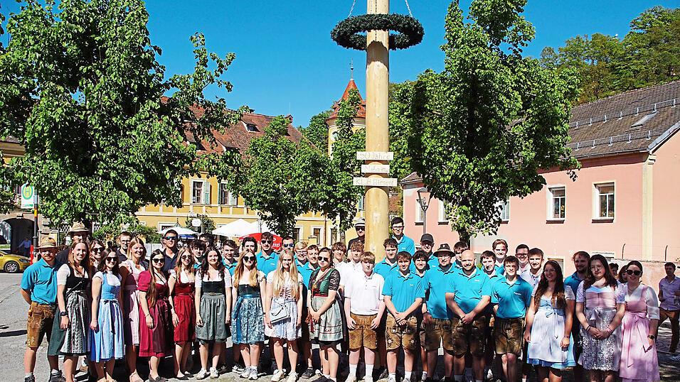 Die Helfer der KLJB, der Feuerwehr Wiesent und der Feuerwehr Kruckenberg vor dem Baum.