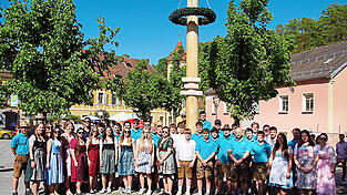 Die Helfer der KLJB, der Feuerwehr Wiesent und der Feuerwehr Kruckenberg vor dem Baum.