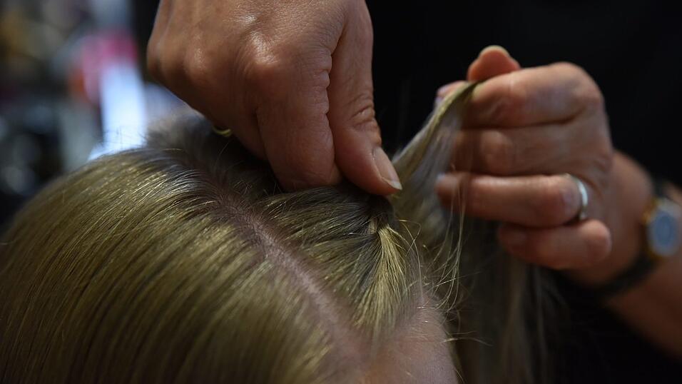 Dieses Mal den Scheitel in der Mitte ziehen und einen festen französischen Zopf nach hinten flechten. Dieses Mal den Scheitel in der Mitte ziehen und einen festen französischen Zopf nach hinten flechten.