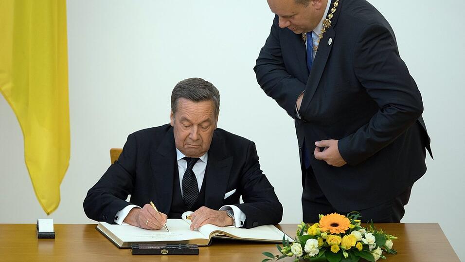 Der Schlagers&auml;nger Roland Kaiser (l) tr&auml;gt sich am 27.10.2017 im Rathaus in Dresden (Sachsen) anl&auml;sslich der Verleihung der Ehrenmedaille der Landeshauptstadt Dresden neben Dresdens Oberb&uuml;rgermeister Dirk Hilbert (FDP) in das golden Buch der Stadt ein.