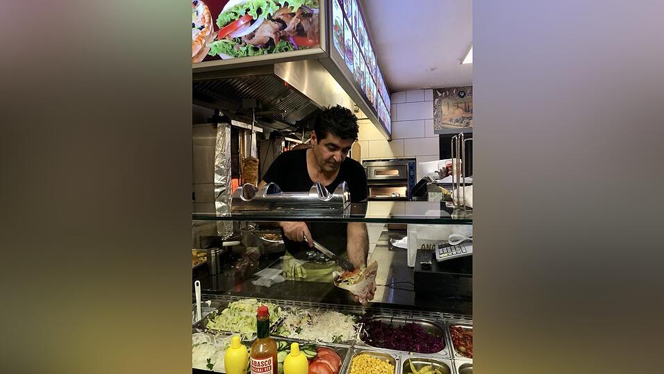 Bülent bestückt einen Döner mit Gemüse. Vor der Eröffnung seines eigenen Imbiss hat er schon ein paar Jahre in einer anderen Dönerbude gearbeitet. Bülent bestückt einen Döner mit Gemüse. Vor der Eröffnung seines eigenen Imbiss hat er schon ein paar Jahre in einer anderen Dönerbude gearbeitet.