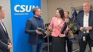 Martina Englhardt-Kopf verteilt Blumen und Wein an ihre Mitstreiter. Martina Englhardt-Kopf verteilt Blumen und Wein an ihre Mitstreiter.