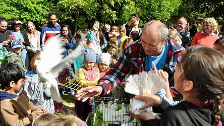 Zeichen des Aufbruchs: Kinder ließen beim Frühlingsfest der Jugendfarm Tauben aufsteigen. Die Einrichtung geht am 1. Juli auf einen neuen Träger über.