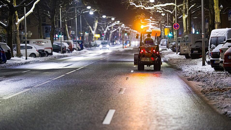 Nach einer kurzen Wetterberuhigung bringt ein Sturmtief neue Niederschläge. Die Räumdienste haben alle Hände voll zu tun. Nach einer kurzen Wetterberuhigung bringt ein Sturmtief neue Niederschläge. Die Räumdienste haben alle Hände voll zu tun.
