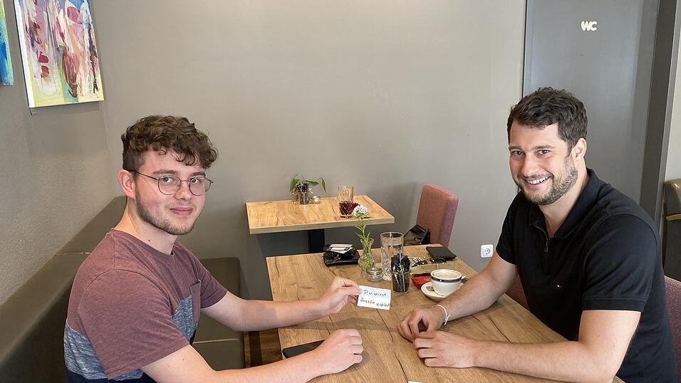 Unser Reporter Andreas Schuder (l.) und der Mentalist Michael Bijan.