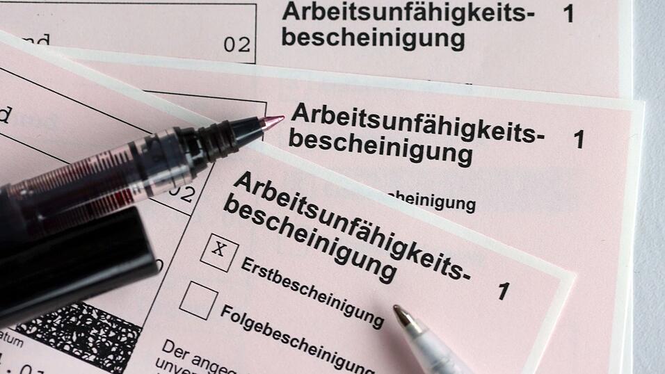 Mehrere Arbeitsunfähigkeitsbescheinigungen.