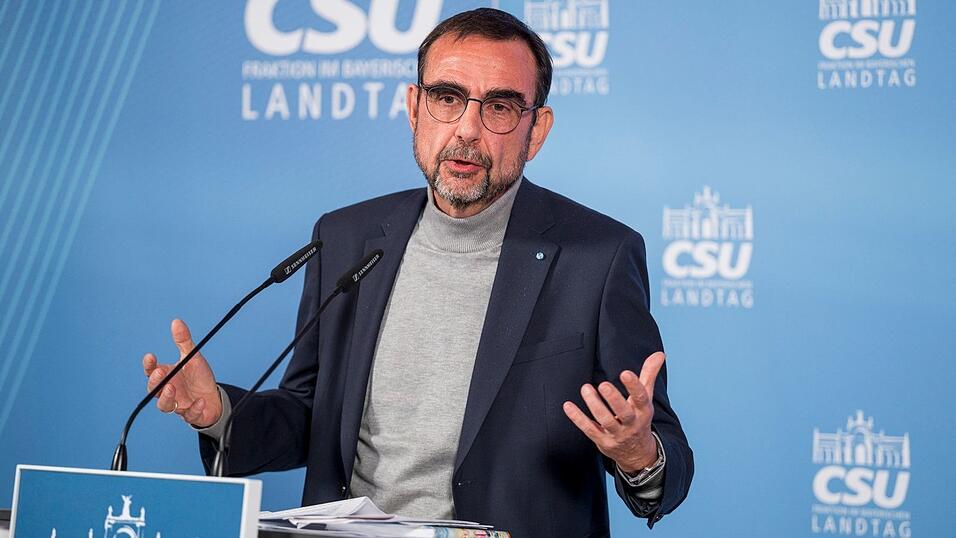 Der richtige Ansatz, um Patienten besser zu steuern, sei laut Holetschek (CSU) das im Koalitionsvertrag vereinbarte Primärarztsystem mit verlässlicher Terminvergabe. Der richtige Ansatz, um Patienten besser zu steuern, sei laut Holetschek (CSU) das im Koalitionsvertrag vereinbarte Primärarztsystem mit verlässlicher Terminvergabe.
