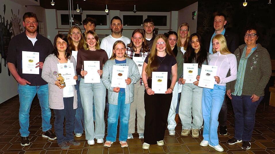 Erfolgreiche Nachwuchsarbeit und zuverl&auml;ssiger Dienst im Hallenbad zeichnete die Arnbrucker Wasserwacht unter F&uuml;hrung von Matthias M&uuml;ller (l.) und Stefan Siebert (Mitte) aus, was auch stellvertretener BRK-Kreisvorsitzender Johannes Vogl und B&uuml;rgermeisterin Angelika Leitermann (r.) hervorhoben.