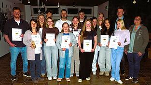 Erfolgreiche Nachwuchsarbeit und zuverl&auml;ssiger Dienst im Hallenbad zeichnete die Arnbrucker Wasserwacht unter F&uuml;hrung von Matthias M&uuml;ller (l.) und Stefan Siebert (Mitte) aus, was auch stellvertretener BRK-Kreisvorsitzender Johannes Vogl und B&uuml;rgermeisterin Angelika Leitermann (r.) hervorhoben.