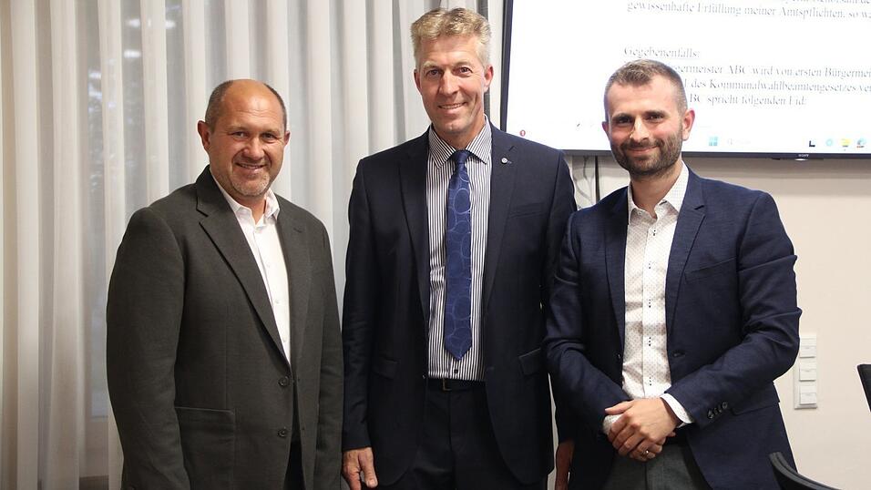 Anton Sporrer mit seinen Stellvertretern Markus Hei&szlig; (l.) und Michael Hirl (r.)