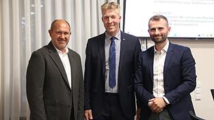Anton Sporrer mit seinen Stellvertretern Markus Hei&szlig; (l.) und Michael Hirl (r.)
