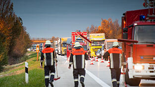 Auf der A93 bei Teublitz ist am Sonntagabend ein Reisebus während der Fahrt in Brand geraten.